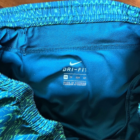 Women’s Nike XS running shorts - Picture 3 of 4